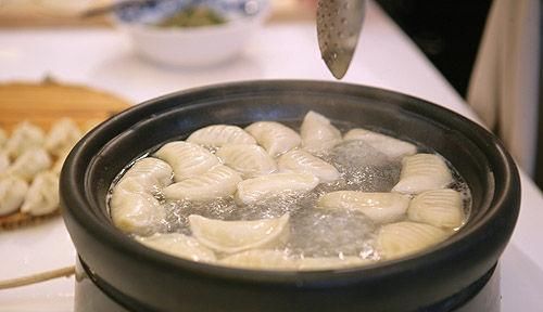 破皮|煮饺子,水开后下锅是大错特错!记得多加这1步,饺子鲜嫩不破皮