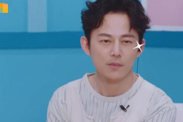  舞台|把伤害当搞笑，上台就diss何老师个子低，网友怒怼：“滚出这个舞台”