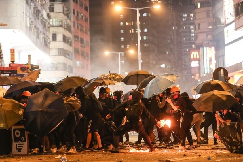 男子|涉嫌网上煽惑他人纵火刑毁，香港26岁男子不准保释