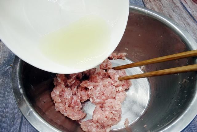  腥味|调肉馅，先加盐还是先加油？教你正确做法，肉馅鲜香没腥味