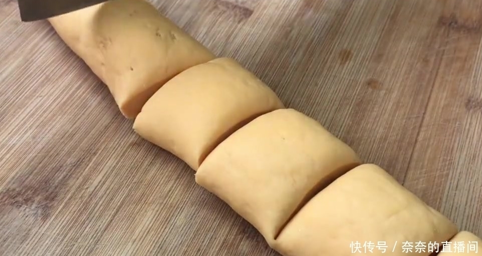 柔软|教你用南瓜做美食,出锅香甜柔软,面包筋道,非常好吃