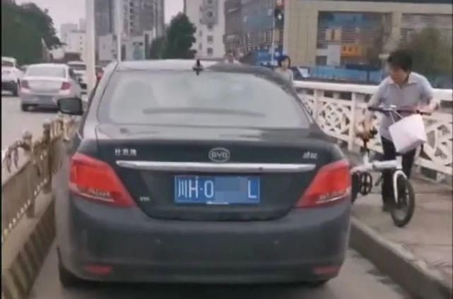 抢行|城事丨早高峰扎进非机动车道抢行，被市民拍摄举报了