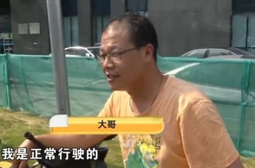  外卖|为了能及时把餐送到，外卖员超车撞坏护栏，还把别人给撞伤了