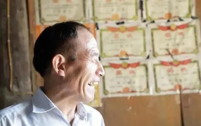 同情|儿子考235分,收到“清华录取通知书”:那个被骗的父亲,根本不值得同情