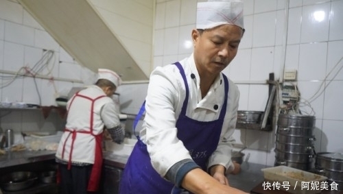 西安|53岁大叔卖蒸饺20年,日售三四百笼,供出两名大学生