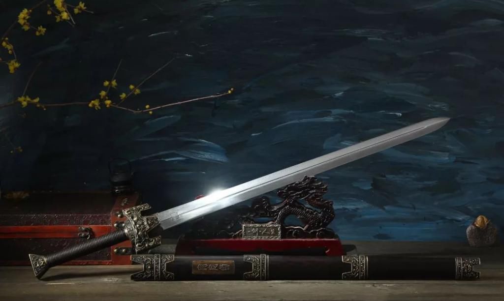 战场|从古代的战场利刃,到现在的杀伐利器,传统刀剑和现代短刀,你更喜欢哪种?