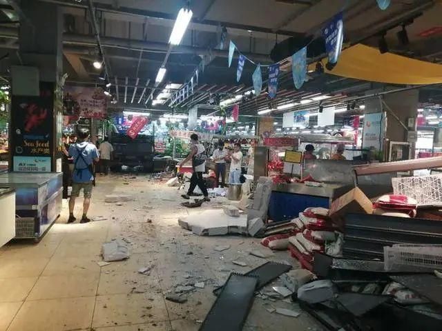  顾客|超市内突然冲进大货车，还开了几十米！顾客吓傻