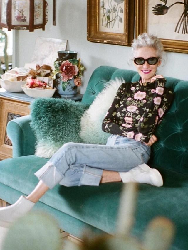  黑色|“最时髦老奶奶”走红，遛狗被抓拍成时尚达人，网友：穿得比我潮