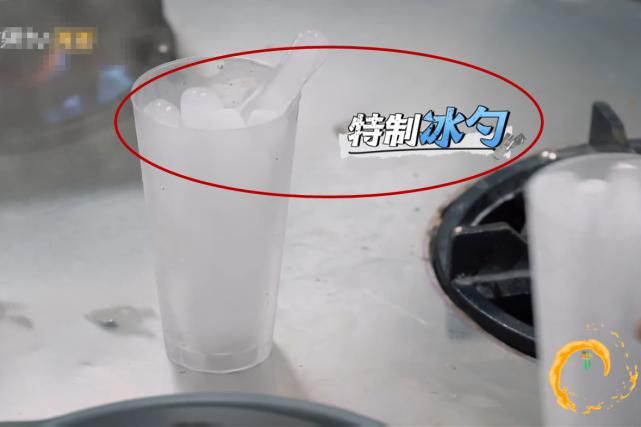 敬业|节目组设吃剩饭环节,杨幂拿起勺子就认真吃,敬业的态度很明显