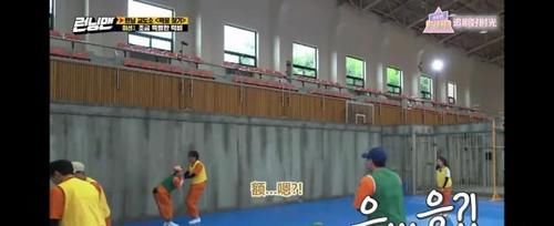  李光洙|宋智孝被李光洙揪着领口前进 麦克风都被扯掉了 大骂对方“你这家伙”