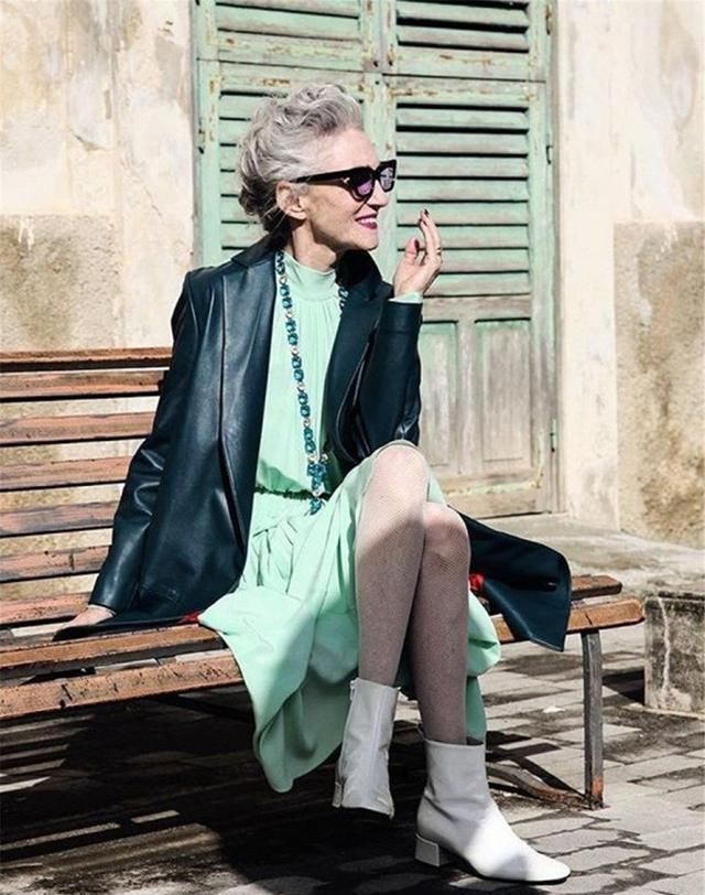  黑色|“最时髦老奶奶”走红，遛狗被抓拍成时尚达人，网友：穿得比我潮