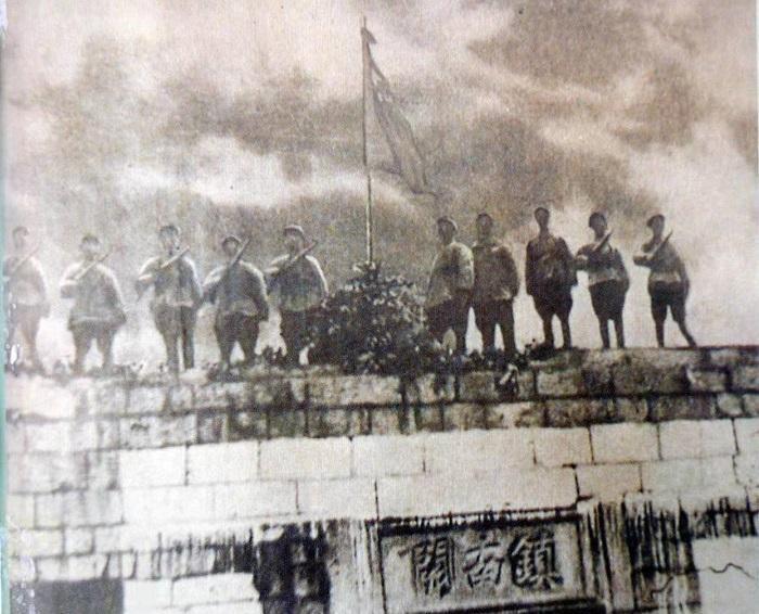 照明|大军冒雨夜行,请求照明,团长严令:谁敢点灯,我枪毙谁