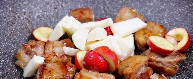  宝宝|排骨焯水用凉水还是热水，难怪你做的排骨又腥又柴，还不好吃