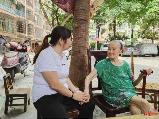  彭婆婆|她背94岁老人回家躲雨，结果路上不小心摔了……结局很暖