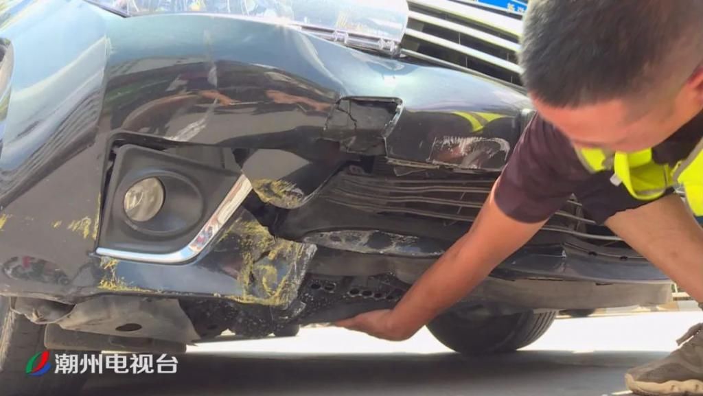  车主|绿榕北路一辆小轿车侧翻在机动车道上，车主一头雾水