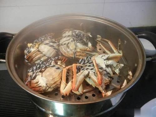  流出来|蒸螃蟹时不要直接上锅蒸，多做这几步，蟹肉鲜嫩不流黄
