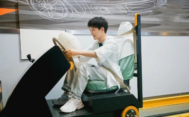  苦苦|《新手驾到》首播质量差，寡淡流水账，周深王琳凯用搞怪苦苦支撑