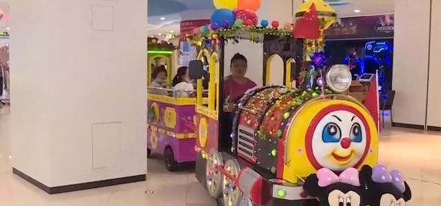  商场|女童在商场玩耍，被小火车碾压，网友：商场怎么会有火车？