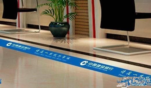  能用|在银行办卡，输入密码后发现工作人员在身后盯着，这卡还能用吗？