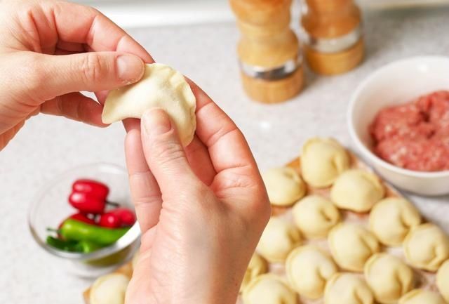  到底|煮饺子到底是用冷水还是开水？教你一招，饺子不破皮又好吃