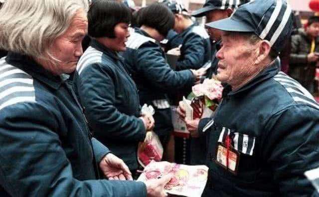 被判|那些被判无期徒刑的犯人,年迈后还要继续劳动吗?真相令人很心酸