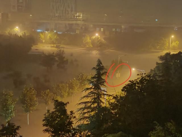 人民|文明泰安随手拍丨点赞：徐家楼街道城管执法人员冒雨值班保卫人民财产安全