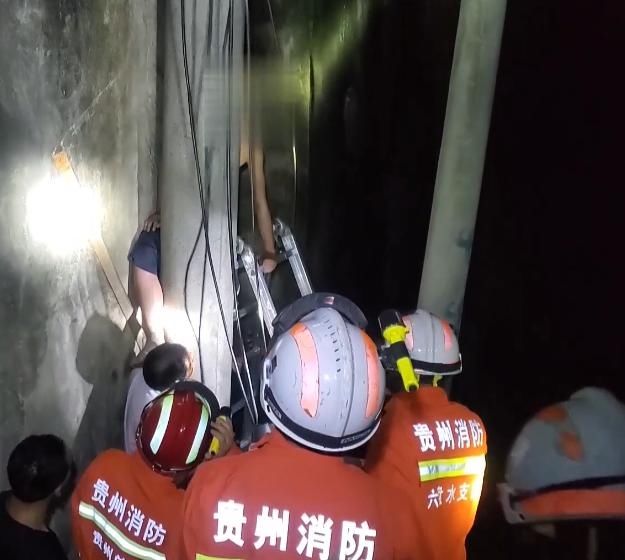  缝隙|学生深夜翻墙出校园，结果被卡在缝隙四小时！路过市民托举报警