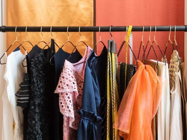  快递包裹|快递堆放点当超市，女子专挑女装、化妆品“顺走”被拘役五个月