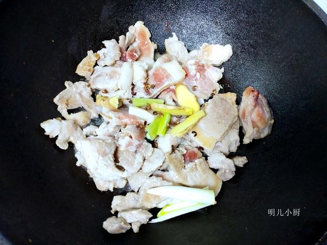 明儿|秋天多吃肉，老妈教我新做法，简单脆香少油脂，解馋不长膘