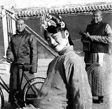 婉容|末代皇后婉容的日常服饰,图2是皇后朝服,图6是日本和服