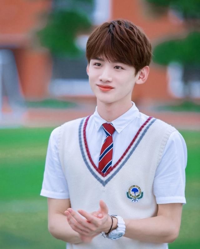丁禹兮|10位男星穿校服!《以家人之名》宋威龙、罗云熙、丁禹兮都是顶级校园男神