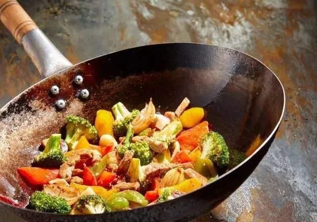  长时间|?不用小苏打和白醋，只需一招，快速清除长时间附着在锅内外的油垢