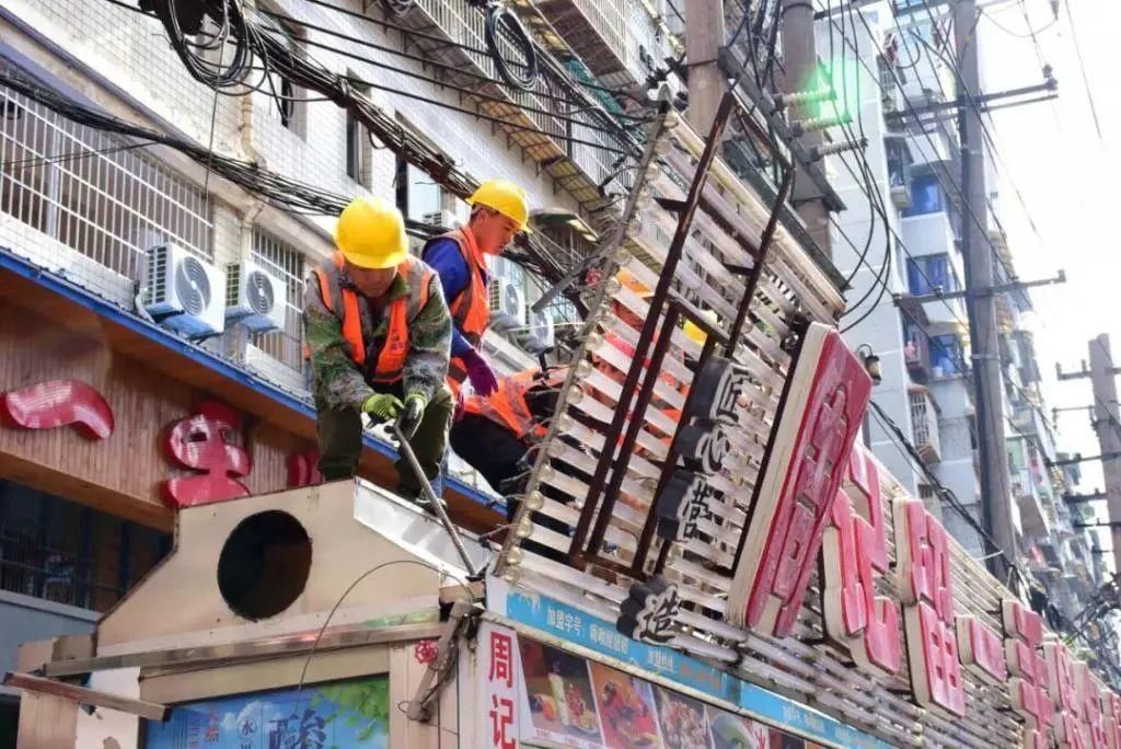  夜市|贵阳青云路夜市摊区餐车开始拆除