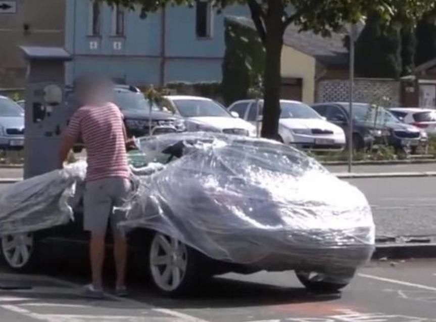 报复|乱停车堵在超市门口，老板用保鲜膜报复，车主开车时脸都绿了