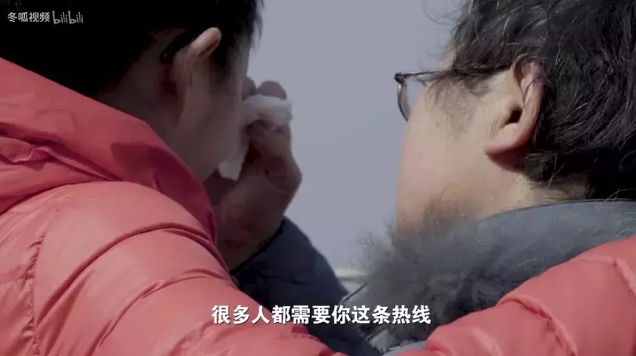 接到|儿子卧轨自杀后，她接到了13多万通电话
