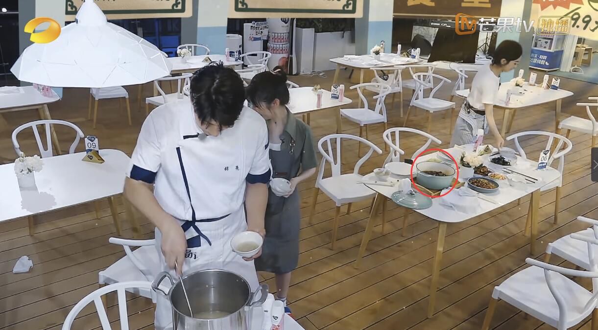  中餐厅|赵丽颖《中餐厅》里用筷子挑菜被批“没素质”后，网友因餐桌礼仪吵起来了