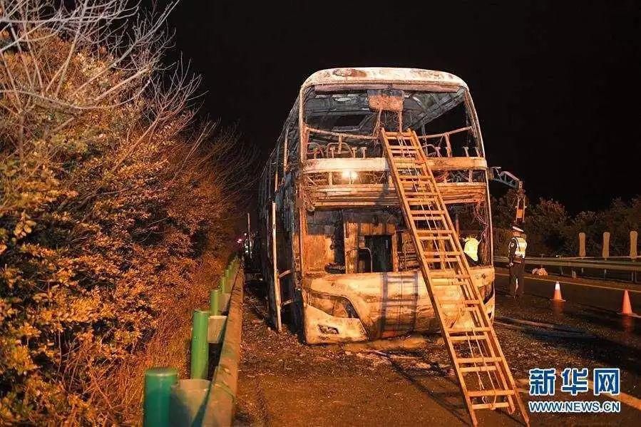  高速|载客52人！大客车贵州高速上突然起火，司机一个动作救了全车人！