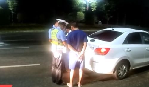  矿泉水|酒驾男子遇交警查酒驾，下车狂喝矿泉水，网友：这智商别开车了