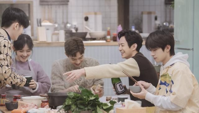 何炅|谢娜周震南累到睡着,何炅随后的举动,暴露了个人修养