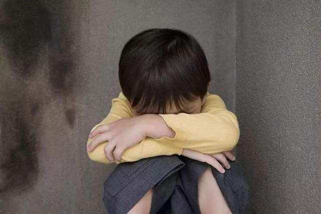 妈妈|地铁上，3岁小男孩睡在妈妈脚下，看清孩子的手后乘客立刻报警