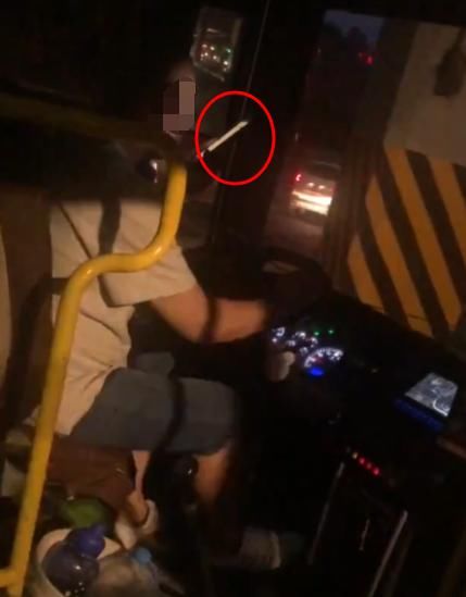  曝光|边开车边聊微信？大连这位公交司机被曝光