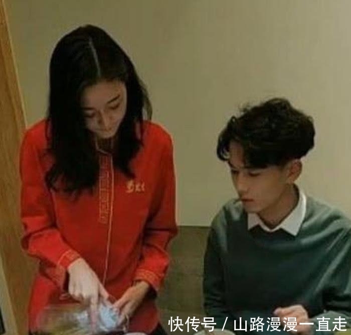 女网友|服务员因长得像热巴而走红, 老板为其加薪, 女网友: 我要旁边的!