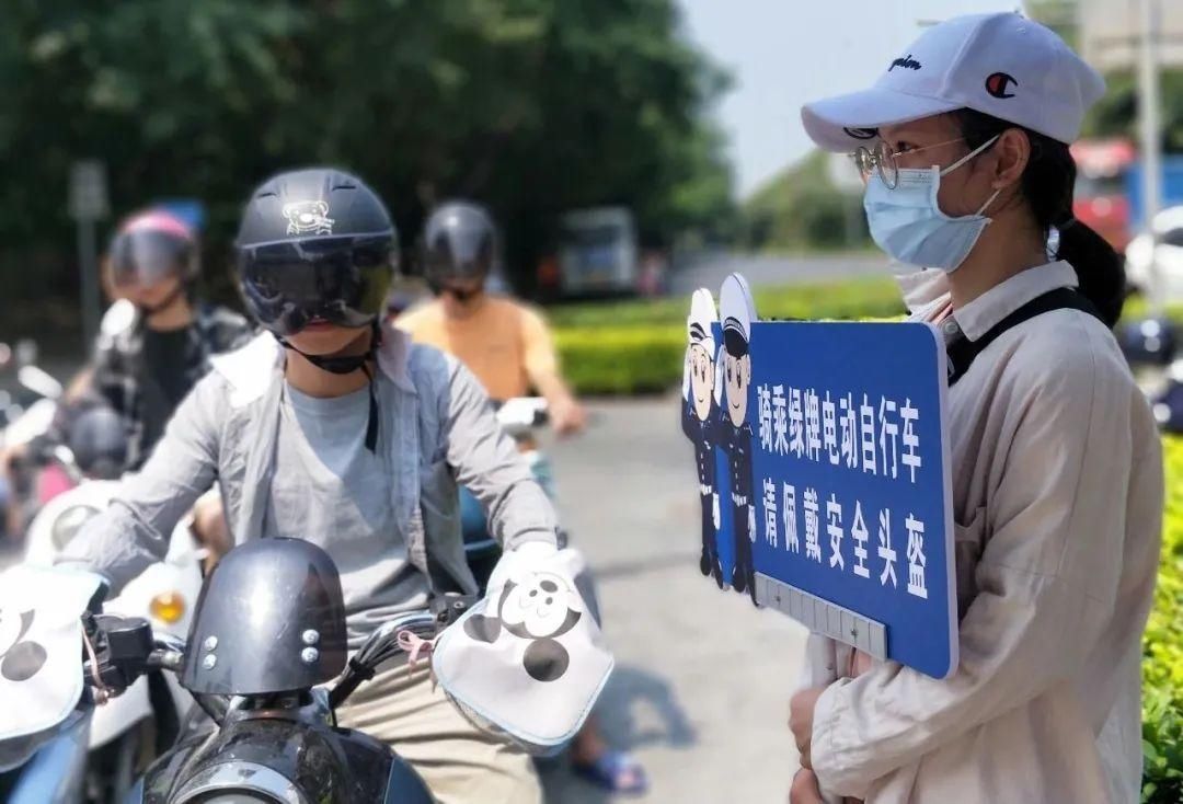 未戴头盔|《南宁市电动自行车管理条例》正式实施 交警文明执法获称赞