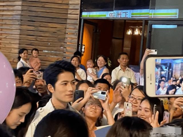 喊话|陈学冬官宣恋情？与女生十指紧扣并喊话粉丝给他们空间，两人很配