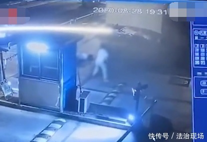 砸死|跟别的男人开房？男子当街用砖块砸死女友，还发朋友圈称不后悔！