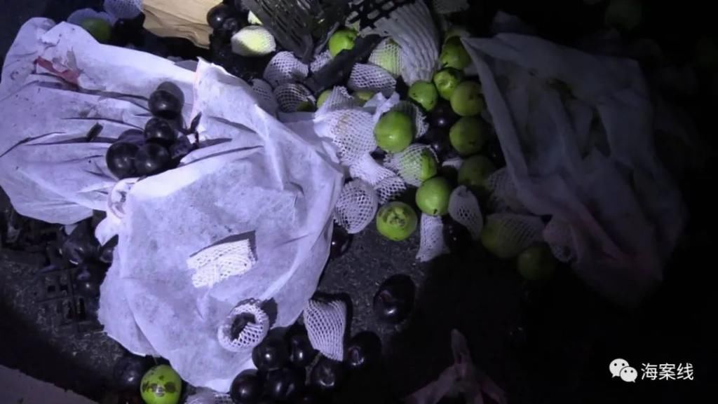 货车|兰海高速一货车失控侧翻,车上1200斤水果遭殃了...