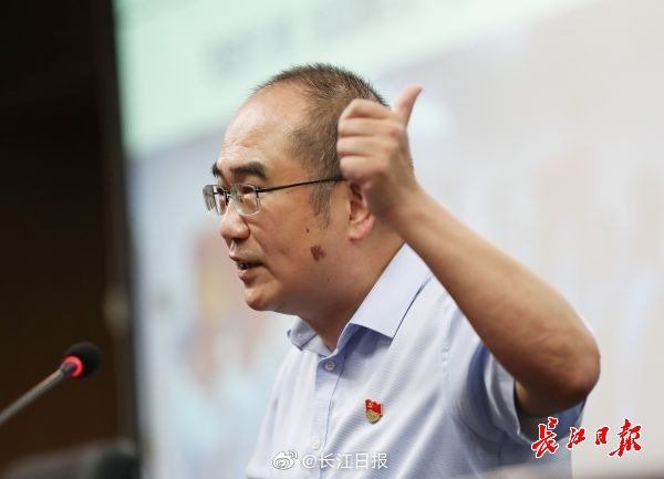 身患|张定宇：身患渐冻症仍冲锋在前，全力救治新冠肺炎患者