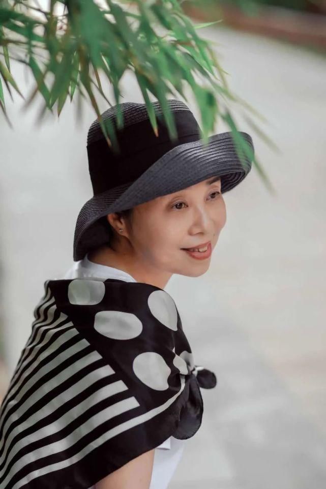 也能拍出|女人到了中年拍照别比剪刀手，送你7个姿势，拍照优雅好看有气质