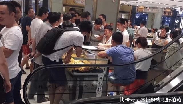  男子|两男子买 30 万元虫珀，却被自己掰碎了！当场晕倒！