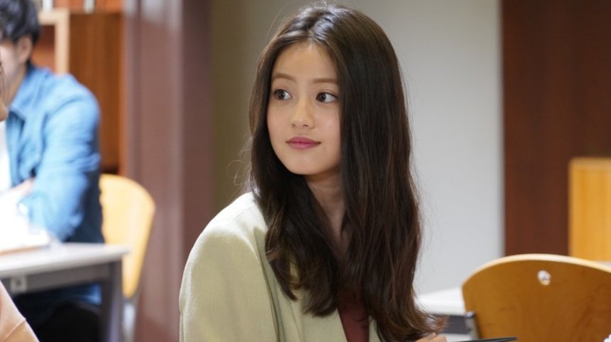  蓝盈莹|蓝盈莹初舞台第一，决赛倒数第一：「用力过猛」冒犯了谁？